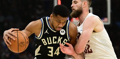 Giannis Antetokounmpo (34) conduce hacia la canasta contra Cleveland Cavaliers