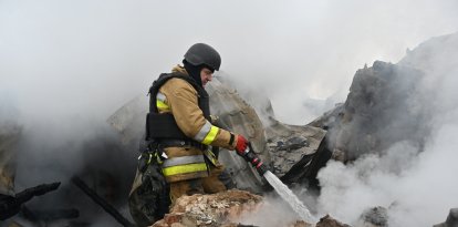 Un bombero apaga un fuego tras los bombardeos de Navidad en Ucrania