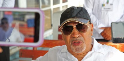 El mandatario surinamés Desi Bouterse con una gorro y camisa blanca