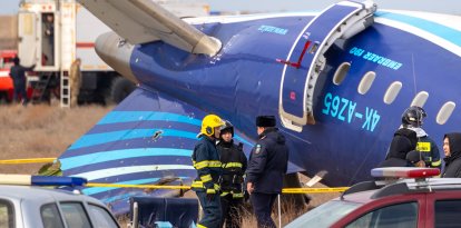 Trabajadores de emergencias en el lugar del siniestro del vuelo 8432