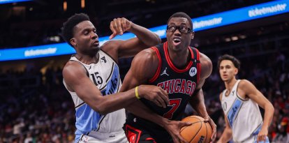 Clint Capela, pívot de los Atlanta Hawks, defiende a Jalen Smith, de los Chicago Bulls