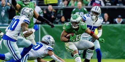 El corredor de los Philadelphia Eagles Saquon Barkley (26) corre el balón durante el partido de fútbol americano de la NFL entre los Dallas Cowboys y los Philadelphia Eagles en el Lincoln Financial Field de Filadelfia, Pensilvania, el 29 de diciembre de 2024.