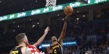 El escolta de los Oklahoma City Thunder Shai Gilgeous-Alexander (2) lanza a canasta contra los Memphis Grizzlies durante el segundo cuarto en el Paycom Center.