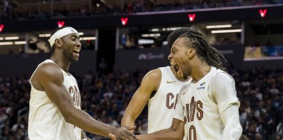 El escolta de los Cleveland Cavaliers Darius Garland (10) y sus compañeros Jarrett Allen (31) y Caris LeVert (3) reaccionan después de que se pitara una falta contra los Golden State Warriors.