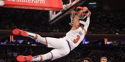 El escolta de los New York Knicks Josh Hart (3) se cuelga del aro tras un mate contra los Utah Jazz durante la segunda parte en el Madison Square Garden.