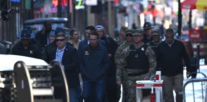 El gobernador Jeff Landry con la policía en Nueva Orleans