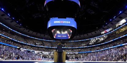 La vicepresidenta de EE.UU. y candidata presidencial demócrata para 2024, Kamala Harris, habla durante el cuarto y último día de la Convención Nacional Demócrata (DNC) en el United Center de Chicago, Illinois, el 22 de agosto de 2024. La vicepresidenta Kamala Harris aceptará hoy formalmente la nominación del partido a la presidencia en la DNC, que se celebró del 19 al 22 de agosto en Chicago.