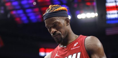 El alero de los Miami Heat Jimmy Butler (22) abandona la pista tras el partido contra los Detroit Pistons en el Little Caesars Arena.