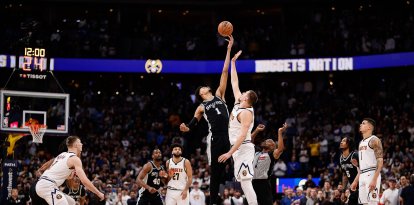 El pívot de los San Antonio Spurs Victor Wembanyama (1) y el pívot de los Denver Nuggets Nikola Jokic (15) saltan a por el balón para comenzar el partido en el Ball Arena.