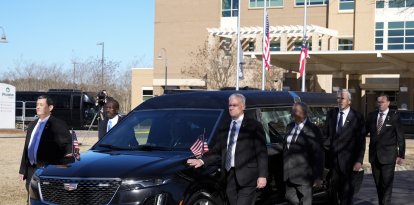 Antiguos y actuales agentes del Servicio Secreto de EE.UU. asignados al destacamento Carter, caminan con el coche fúnebre que lleva el ataúd envuelto en la bandera del ex presidente de EE.UU. Jimmy Carter, en el Centro Médico Phoebe Sumter en Americus, Georgia, el 4 de enero de 2025. - Carter, 39º Presidente de los Estados Unidos, falleció a la edad de 100 años el 29 de diciembre de 2024 en su casa de Plains, Georgia.