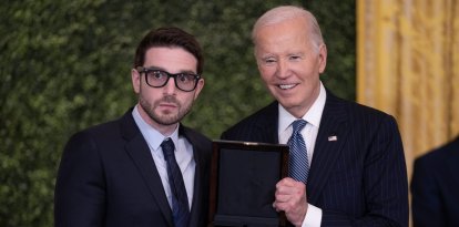 Alex Soros recibe en nombre de su padre la Medalla Presidencial de la Libertad