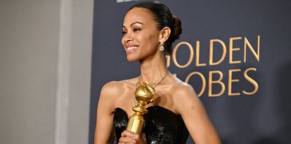 La actriz Zoe Saldana posa con el premio por su papel en Emilia Pérez