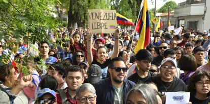 Venezolanos manifestando en Uruguay