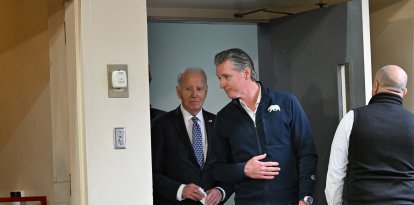 El presidente de Estados Unidos, Joe Biden, y el gobernador de California, Gavin Newsom, llegan a la estación de bomberos de Santa Mónica nº 5, California, el 8 de enero de 2025, para recibir información de los bomberos de California sobre el incendio forestal de Palisades.