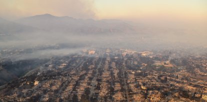 En esta vista aérea tomada desde un helicóptero, se ven casas quemadas desde arriba durante el incendio de Palisades cerca del vecindario Pacific Palisades de Los Ángeles, California, el 9 de enero de 2025.