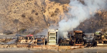 Vista aérea desde helicóptero muestra casas quemadas por el incendio de Palisades en Malibú, California