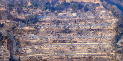 En esta vista aérea tomada desde un helicóptero, se ven desde arriba las casas quemadas durante el incendio de Palisades, en el condado de Los Ángeles.