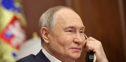 El presidente ruso Vladímir Putin habla por teléfono.