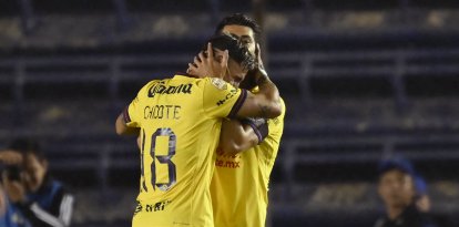 El delantero del América Henry Martín (d) celebra con el defensa del América Cristian Calderón