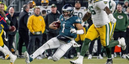 El quarterback de los Philadelphia Eagles Jalen Hurts se desliza tras una carrera