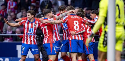 Jugadores del Atlético de Madrid (de izda a dcha) Julián Álvarez, Javi Galán, Pablo Barrios, Nahuel Molina celebran un gol durante el partido de fútbol de La Liga EA Sports 2024/25 entre el Atlético de Madrid y el CA Osasuna en el Estadio Riad Air Metropolitano.