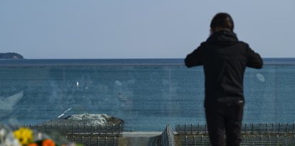 Un hombre frente al mar en el monumento conmemorativo del tsunami de Iwate el 11 de marzo de 2021, en Rikuzentakata, Japón. Japón conmemora el 10º aniversario de la catástrofe causada por el terremoto y el tsunami que devastaron su costa noreste, y el país está de luto por las más de 15.000 vidas perdidas.