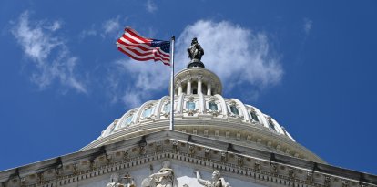 La bandera estadounidense ondea en el Capitolio de Washington, DC, el 23 de abril de 2023