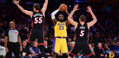 El alero de los Miami Heat Duncan Robinson (55) y el alero Nikola Jovic (5) defienden ante el alero de Los Ángeles Lakers LeBron James (23) durante la segunda parte en el Crypto.com Arena.