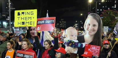 Manifestantes sostienen pancartas durante una protesta en Tel Aviv el 18 de enero de 2025, frente al Ministerio de Defensa israelí, para pedir la liberación de los rehenes israelíes retenidos en Gaza desde los ataques del 7 de octubre de 2023