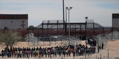 Una imagen de archivo donde inmigrantes hacen fila para ser transferidos por la Patrulla Fronteriza de Estados Unidos