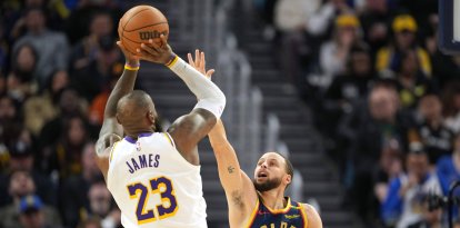 El escolta de los Golden State Warriors Stephen Curry (30) defiende ante el alero de Los Angeles Lakers LeBron James (23) durante el cuarto cuarto en el Chase Center