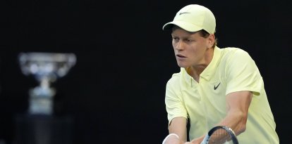 Jannik Sinner, de Italia, devuelve un revés a Alexander Zverev, de Alemania, durante la final individual masculina del Abierto de Australia de tenis en Melbourne, Australia