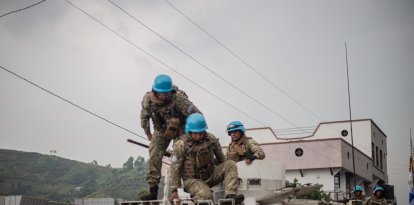 Cascos azules de Uruguay en RD Congo se montan en un vehículo blindado.