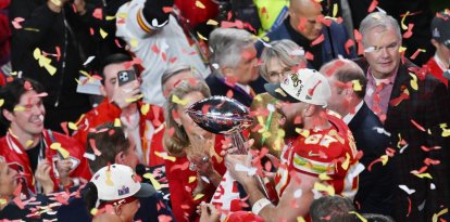 Travis Kelce sostiene el Trofeo Vince Lombardi después de que los Chiefs derrotaran a los San Francisco 49ers 25-22 en la prórroga para ganar la Super Bowl LVIII en el Allegiant Stadium de Las Vegas, Nevada, el domingo 11 de febrero de 2024.