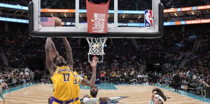 El alero de los Lakers Dorian Finney-Smith (17) coge el rebote en el aro