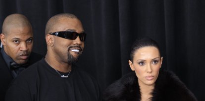 Kanye West y su esposa Bianca Censori en los Grammy