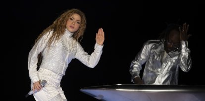 Shakira en su concierto debut de gira en Brasil