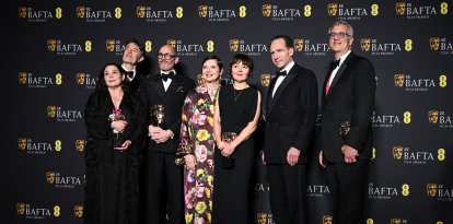 Edward Berger, Isabella Rossellini y Ralph Fiennes, de 'Cónclave', en los BAFTA