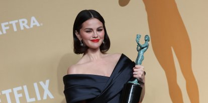 Selena Gomez posa en la sala de prensa con el premio