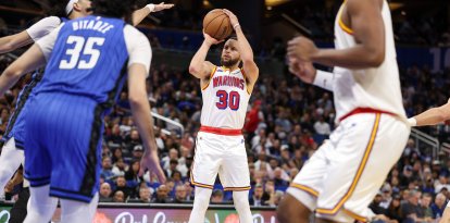 El escolta de los Golden State Warriors Stephen Curry (30) lanza el balón contra los Orlando Magic en el tercer cuarto en el Kia Center.