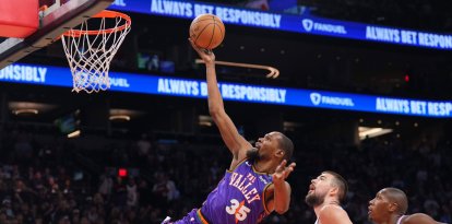 El alero de los Phoenix Suns Kevin Durant (35) lanza a canasta contra los LA Clippers durante la segunda parte en el PHX Center.