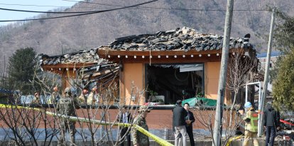 Soldados y rescatistas surcoreanos inspeccionan una casa dañada después de un accidente con bomba