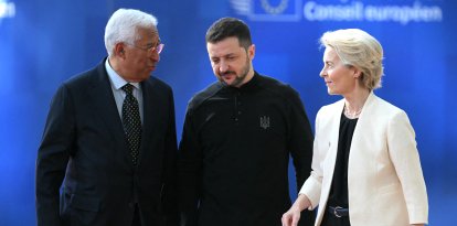 El presidente del Consejo Europeo, Antonio Costa (izda.), y la presidenta de la Comisión Europea, Ursula von der Leyen (dcha.), saludan al presidente de Ucrania, Volodymyr Zelensky, a su llegada al Consejo Europeo Extraordinario para debatir el apoyo continuado a Ucrania y la defensa europea en la sede de la UE en Bruselas el 6 de marzo de 2025. Los líderes de la Unión Europea celebran una reunión de emergencia en Bruselas en un momento en que la administración Trump rompe alianzas tradicionales y retira su apoyo a Ucrania durante la guerra. La cumbre reúne a los 27 líderes de la UE por primera vez desde la explosiva reunión entre los presidentes de Estados Unidos y Ucrania el 28 de febrero de 2025, con la ayuda militar estadounidense y el intercambio de inteligencia suspendidos desde entonces. (Foto de NICOLAS TUCAT / AFP)