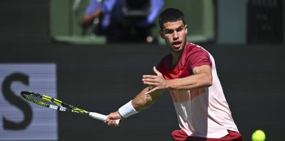 Mar 8, 2025; Indian Wells, CA, USA; Carlos Alcaraz (ESP) golpea una bola contra Quentin Halys (FRA) en el Indian Well Tennis Garden. Crédito obligatorio: Jonathan Hui-Imagn Images/Sipa USA *** Local Caption *** 60041759