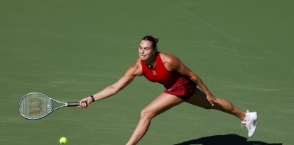 10 de marzo de 2025 Aryna Sabalenka devuelve un golpe contra Lucia Bronzetti (ITA) durante el BNP Paribas Open 2025 en el Indian Wells Tennis Garden en Indian Wells, California.