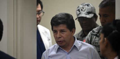 El ex presidente de Perú (2021-2022) Pedro Castillo gesticula a su llegada a la audiencia de apertura del juicio oral contra él y tres ex ministros de su gobierno, en la sala de audiencias de la Dirección de Operaciones Especiales de la Policía Nacional (DINOES), en Lima, el 4 de marzo de 2025. El juicio contra el ex presidente de Perú Pedro Castillo por su fallido intento de disolver el Congreso en 2022, comenzó hoy en un caso para el que la fiscalía pide una pena de hasta 34 años y que desató una grave crisis con decenas de muertos