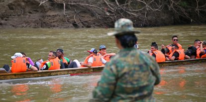 Inmigrantes cruzando la selva del Darién