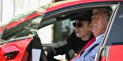 Musk y Trump subidos a un Tesla frente a la Casa Blanca