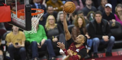 11 de marzo de 2025; Cleveland, Ohio, EE.UU.; El escolta de los Cleveland Cavaliers Darius Garland (10) conduce hacia la canasta en el último cuarto contra los Brooklyn Nets en el Rocket Arena.