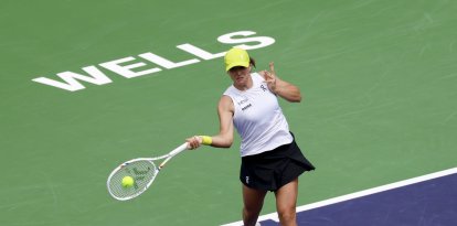 11 de marzo de 2025 Iga Swiatek (POL) devuelve un golpe contra Karolina Muchova (CZE) durante el BNP Paribas Open 2025 en el Indian Wells Tennis Garden en Indian Wells, California.